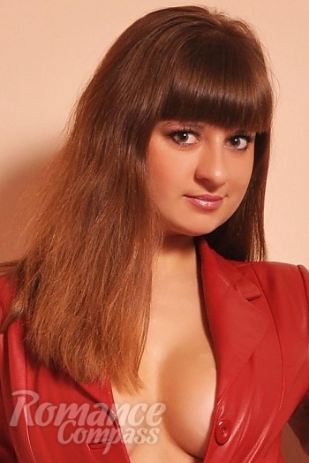 Ukrainian mail order bride Julia from Lugansk with brunette hair and green eye color - image 1