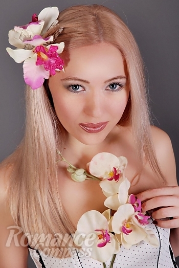 Ukrainian mail order bride Svetlana from Avdeevka with blonde hair and blue eye color - image 1