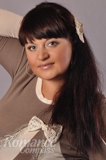 Ukrainian mail order bride Alena from Nikolaev with brunette hair and green eye color - image 1