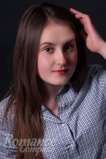 Ukrainian mail order bride Anna from Voznesensk with brunette hair and hazel eye color - image 1