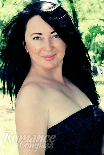 Ukrainian mail order bride Victoria from Novaya Kakhovka with brunette hair and green eye color - image 1