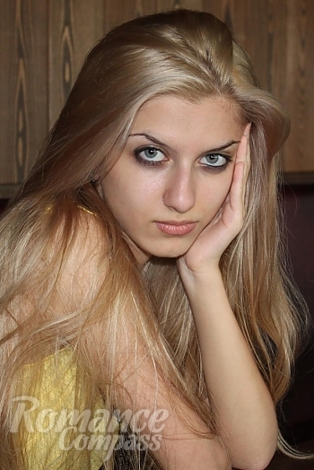 Ukrainian mail order bride Nino from Moskow with blonde hair and green eye color - image 1