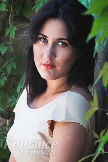 Ukrainian mail order bride Al'bina from Kharkiv with brunette hair and green eye color - image 1
