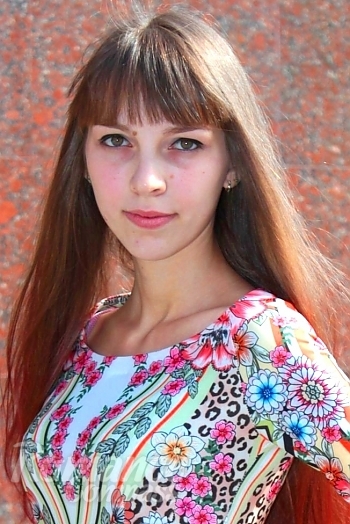 Ukrainian mail order bride Dariya from Nikolaev with light brown hair and grey eye color - image 1
