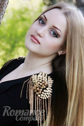 Ukrainian mail order bride Daria from Nikolaev with light brown hair and green eye color - image 1
