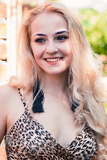 Ukrainian mail order bride Julia from Vinnitsa with blonde hair and brown eye color - image 1