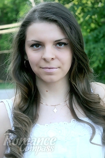 Ukrainian mail order bride Karina from Lugansk with light brown hair and hazel eye color - image 1