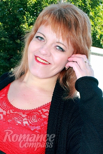 Ukrainian mail order bride Svetlana from Petrovka with light brown hair and green eye color - image 1