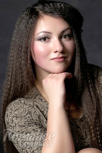 Ukrainian mail order bride Oksana from Lutsk with brunette hair and brown eye color - image 1