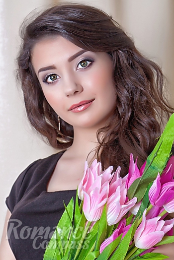 Ukrainian mail order bride Diana from Nikolaev with brunette hair and green eye color - image 1