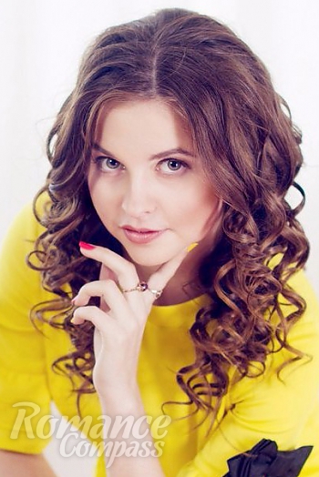 Ukrainian mail order bride Daria from Kursk with brunette hair and green eye color - image 1