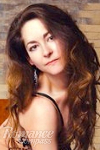Ukrainian mail order bride Daria from Zaporoche with brunette hair and brown eye color - image 1
