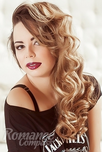Ukrainian mail order bride Yana from Donetsk with brunette hair and hazel eye color - image 1