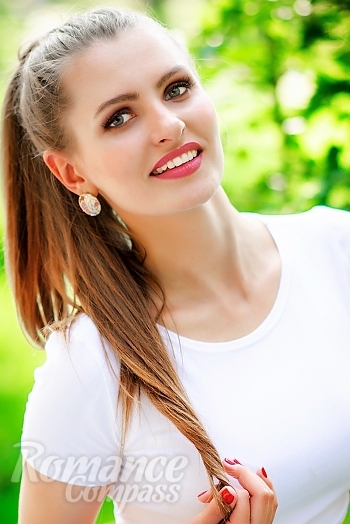 Ukrainian mail order bride Julia from Kharkiv with light brown hair and green eye color - image 1