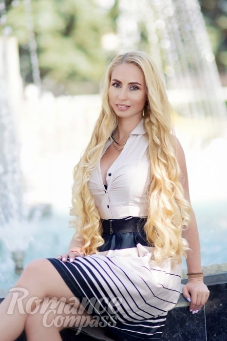 date ukraine single girl elena: hazel eyes,  hair
