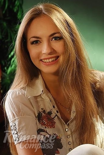 Ukrainian mail order bride Galchonok from Lugansk with light brown hair and brown eye color - image 1