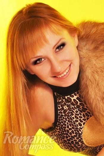 Ukrainian mail order bride Christy from Lugansk with light brown hair and green eye color - image 1