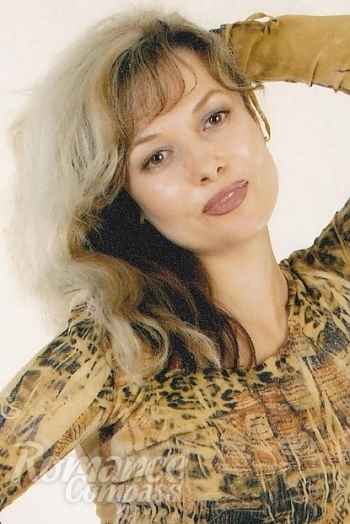 Ukrainian mail order bride Tatiana from Avdeevka with light brown hair and hazel eye color - image 1