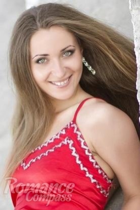 Ukrainian mail order bride Alena from Poltava with auburn hair and green eye color - image 1