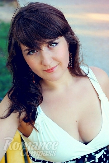 Ukrainian mail order bride Elena from Kherson with brunette hair and brown eye color - image 1