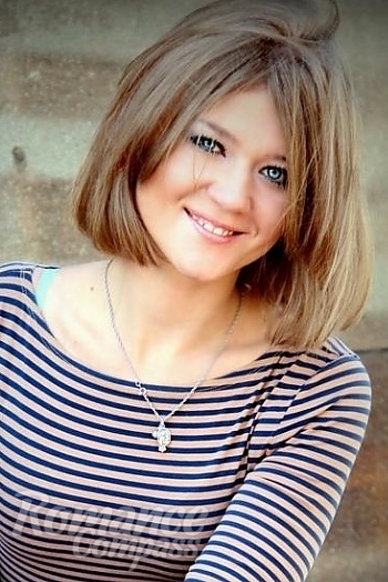 Ukrainian mail order bride Anna from Lugansk with light brown hair and blue eye color - image 1