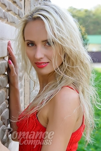 Ukrainian mail order bride Anna from Kharkov with blonde hair and green eye color - image 1