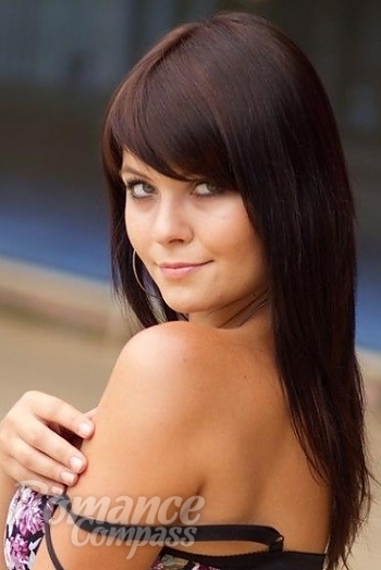 Ukrainian mail order bride Lyubov from Krivoy Rog with brunette hair and green eye color - image 1
