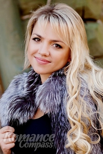 Ukrainian mail order bride Vera from Poltava with blonde hair and hazel eye color - image 1