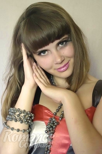 Ukrainian mail order bride Daria from Yenakieve, Donetsk region with light brown hair and green eye color - image 1