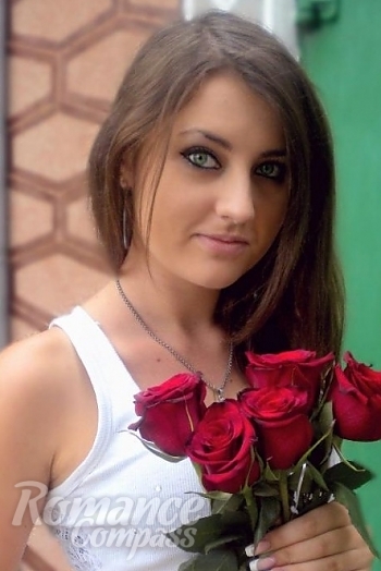 Ukrainian mail order bride Snezhana from Voznesensk with brunette hair and green eye color - image 1