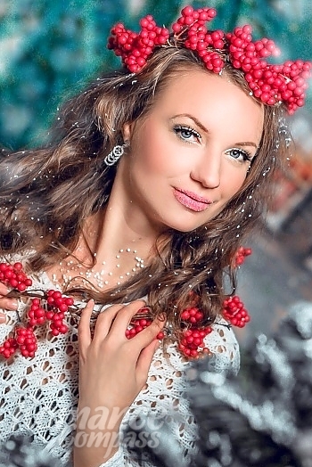 Ukrainian mail order bride Anna from Lugansk with brunette hair and grey eye color - image 1