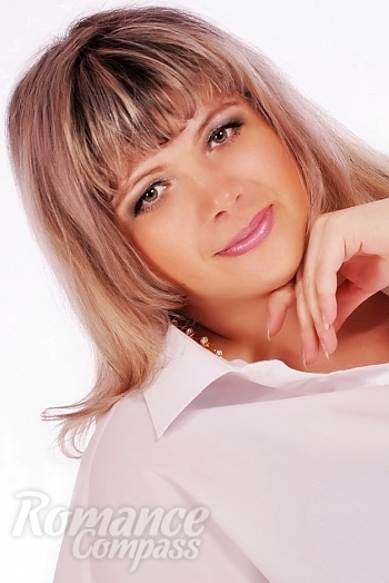 Ukrainian mail order bride Marina from Luhansk with light brown hair and green eye color - image 1