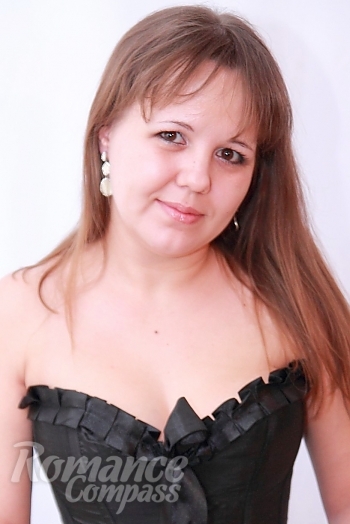 Ukrainian mail order bride Elizaveta from Luhansk with light brown hair and green eye color - image 1