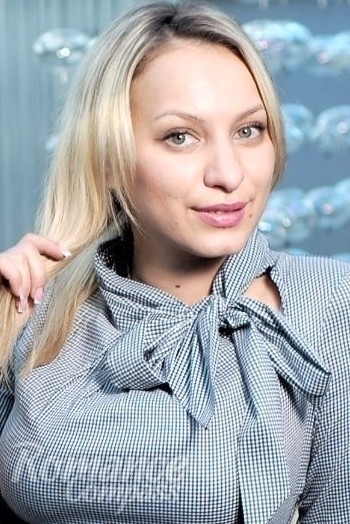 Ukrainian mail order bride Juliya from Nikolaev with blonde hair and green eye color - image 1