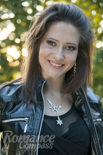 Ukrainian mail order bride Daria from Rovno with light brown hair and green eye color - image 1