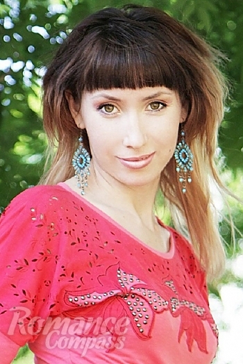 Ukrainian mail order bride Svetlana from Kherson with brunette hair and hazel eye color - image 1
