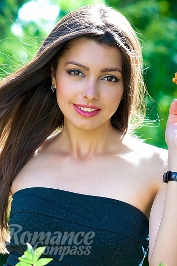 Ukrainian mail order bride Juliya from Kherson with brunette hair and brown eye color - image 1