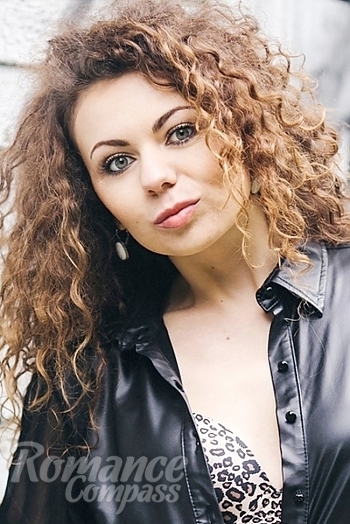 Ukrainian mail order bride Maryana from Uzhgorod with light brown hair and green eye color - image 1