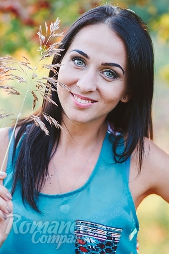 Ukrainian mail order bride Larisa from Vinnitsa with brunette hair and green eye color - image 1