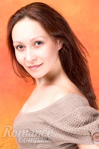 Ukrainian mail order bride Alena from Nikolaev with brunette hair and brown eye color - image 1