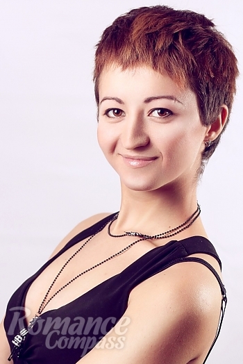 Ukrainian mail order bride Dariya from Zaporozhye with brunette hair and brown eye color - image 1