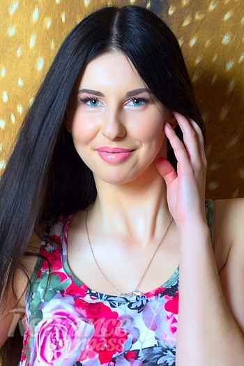 Ukrainian mail order bride Alisa from Kharkov with black hair and green eye color - image 1