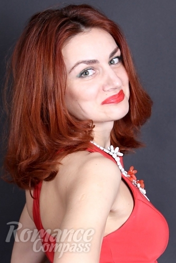 Ukrainian mail order bride Zoya from Kiev with auburn hair and green eye color - image 1