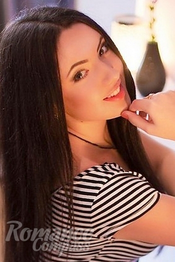 Ukrainian mail order bride Alexandra from Kharkiv with brunette hair and green eye color - image 1