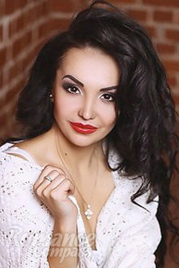 Ukrainian mail order bride Tatiana from Zaporozhje with brunette hair and hazel eye color - image 1