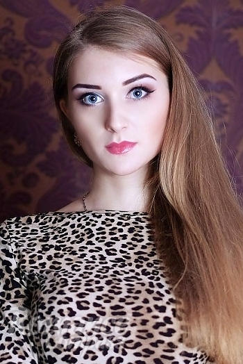 Ukrainian mail order bride Alina from Debalcevo with auburn hair and blue eye color - image 1