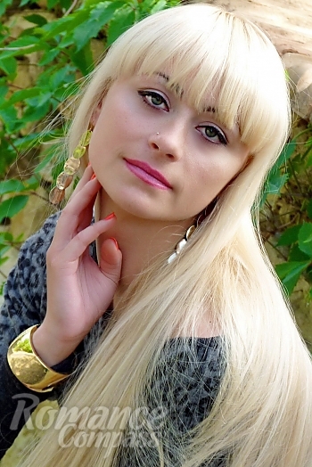 Ukrainian mail order bride Natalia from Novaya Kakhovka with blonde hair and green eye color - image 1