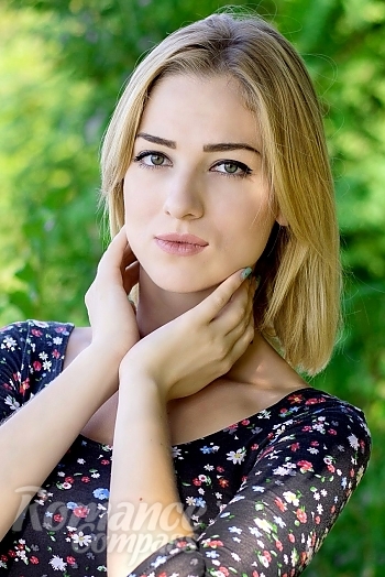 Ukrainian mail order bride Viktoriya from Mykolaiv with blonde hair and green eye color - image 1