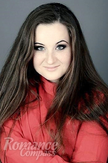 Ukrainian mail order bride Viktoria from Kiev with brunette hair and green eye color - image 1