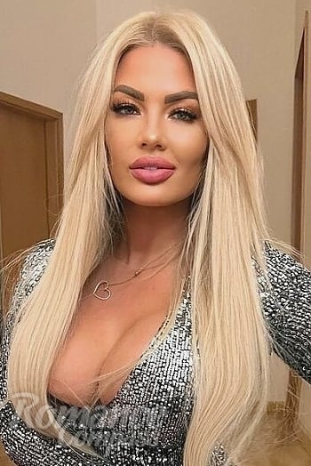 Ukrainian mail order bride Alina from Kiev with blonde hair and green eye color - image 1